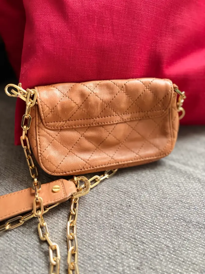 Cartera de cuero marrón con cadena dorada - 2