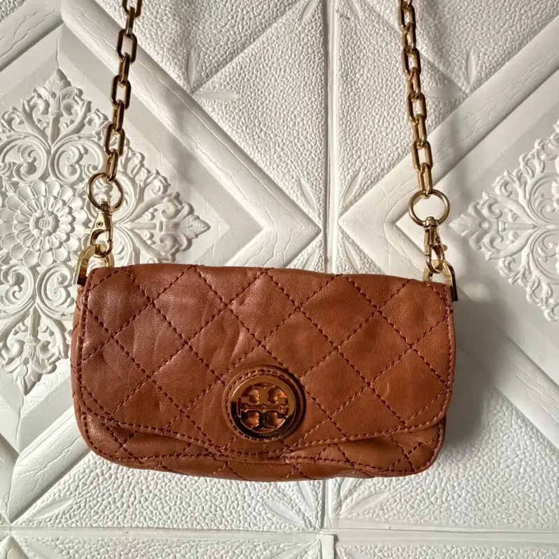 Cartera de cuero marrón con cadena dorada - 3