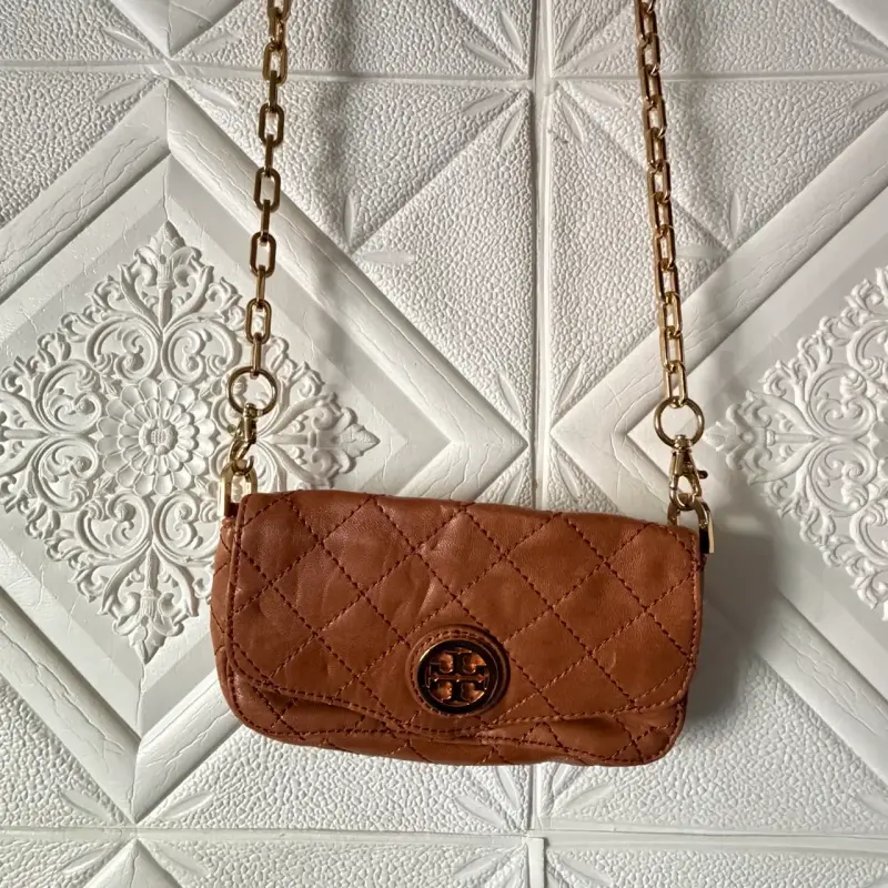 Cartera de cuero marrón con cadena dorada - 4