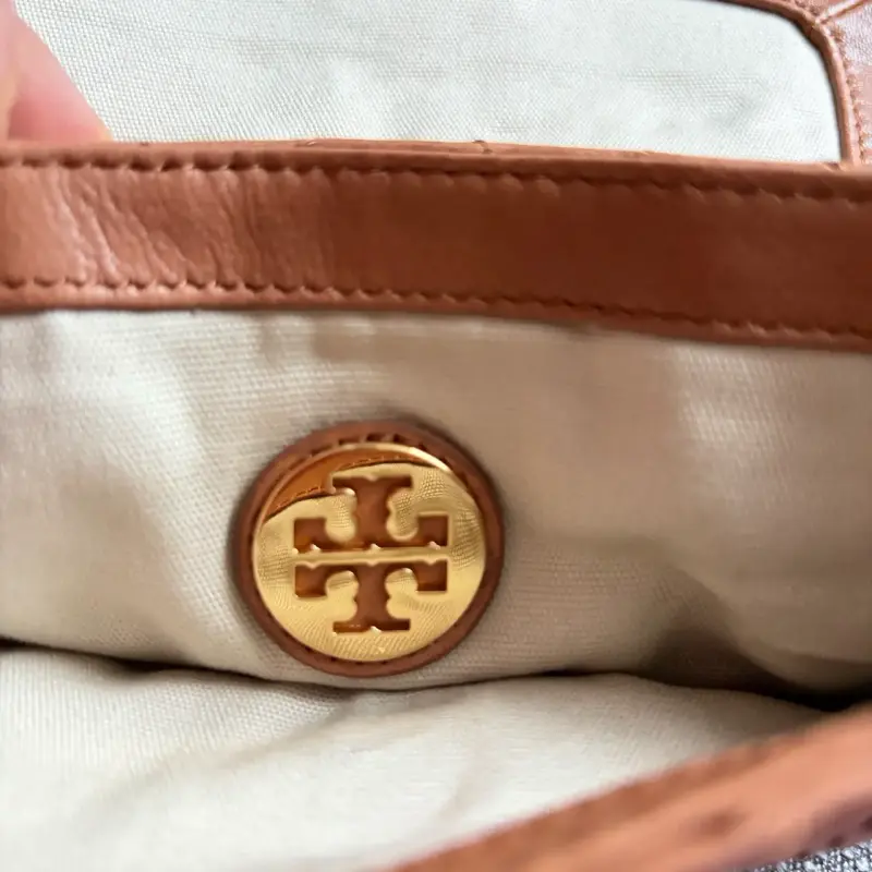 Cartera de cuero marrón con cadena dorada - 5