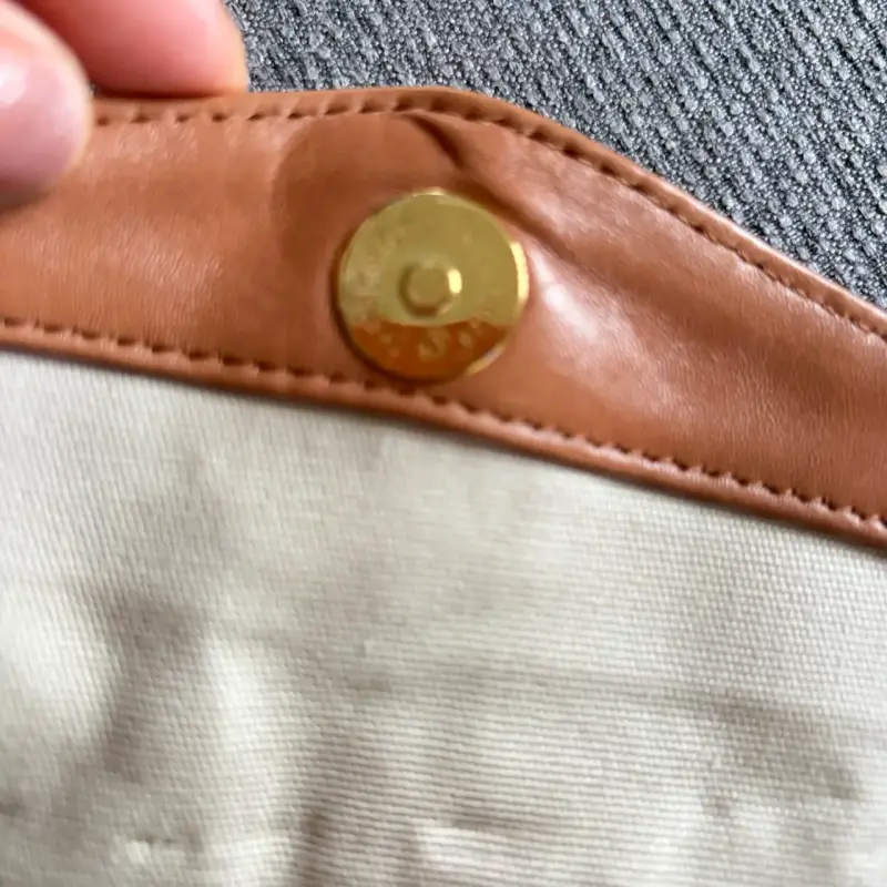 Cartera de cuero marrón con cadena dorada - 6