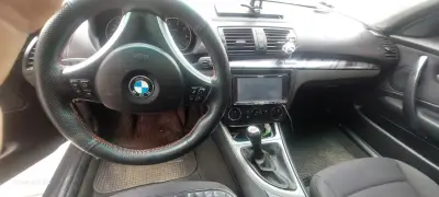 Auto BMW Serie 1 Hatchback Azul en Buen Estado - miniatura 6