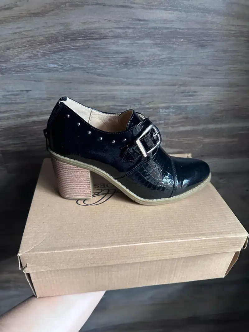 Zapatos de tacón bajo negros con hebilla