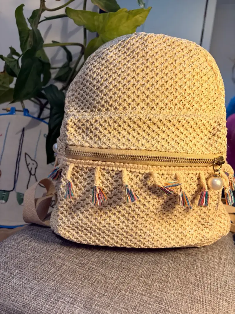 Mochila de paja tejida con borlas coloridas - 1