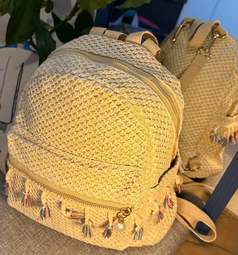 Mochila de paja tejida con borlas coloridas - 2