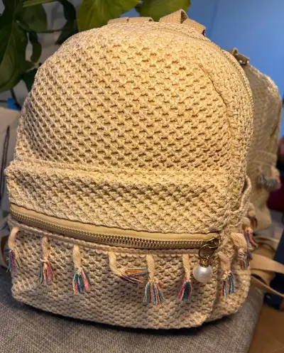 Mochila de paja tejida con borlas coloridas - miniatura 3