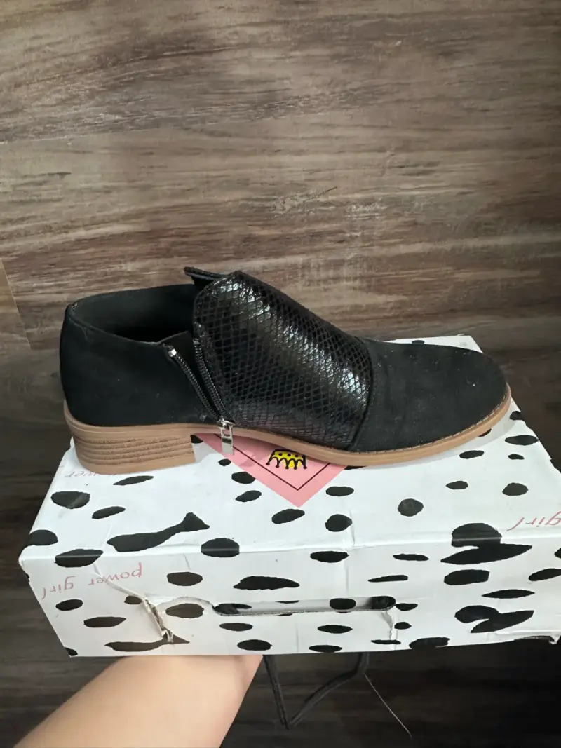 Botines negros con textura y cierre