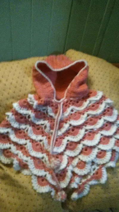 Poncho tejido a crochet para niña en tonos rosados - miniatura 1