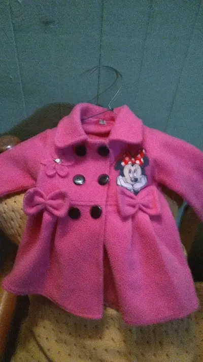 Poncho tejido a crochet para niña en tonos rosados - miniatura 3
