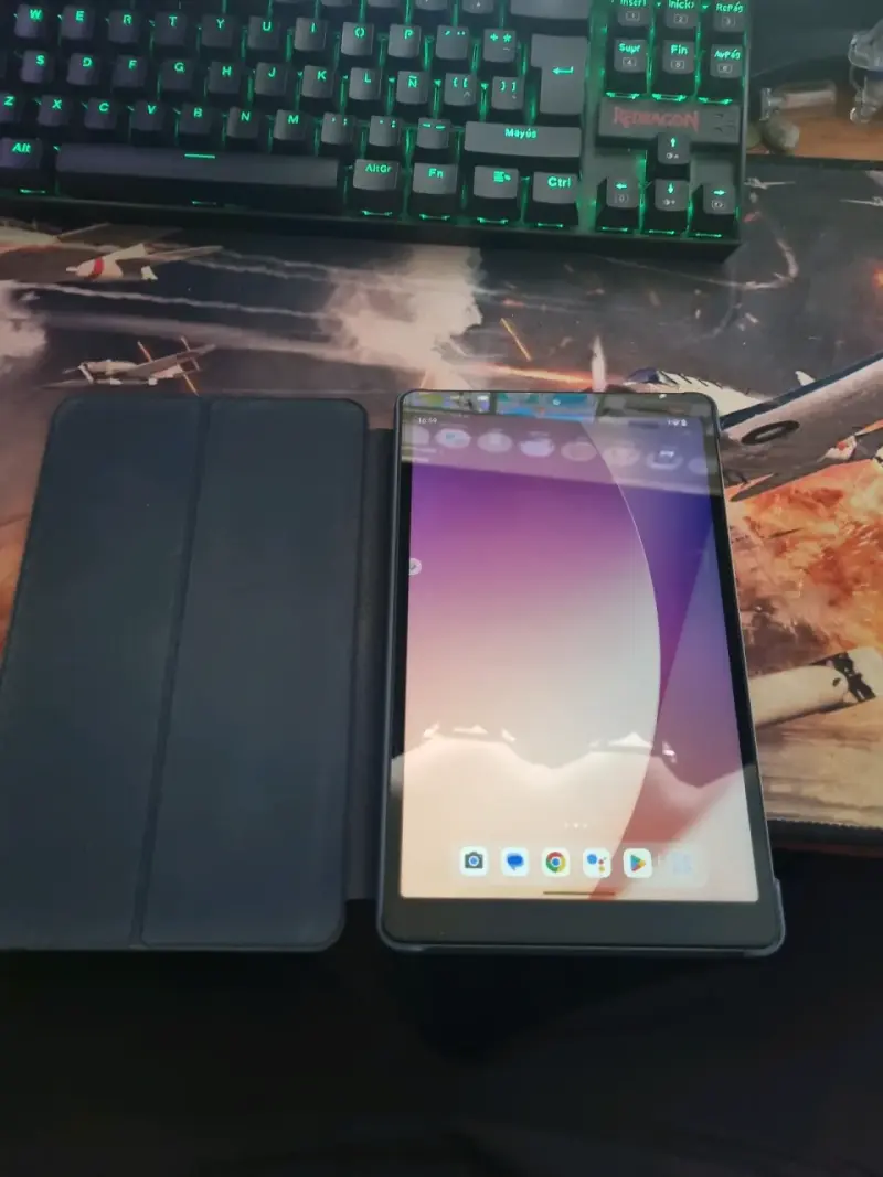 Tablet Lenovo con funda protectora - 1