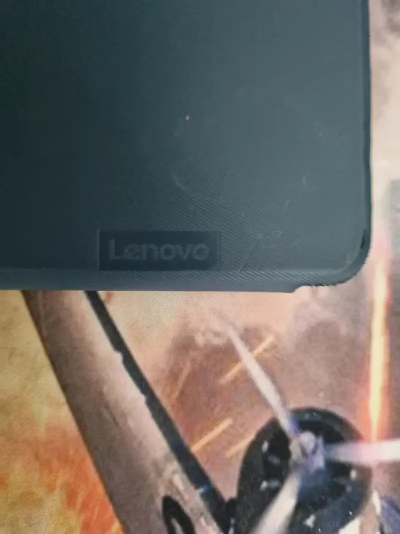 Tablet Lenovo con funda protectora - 4