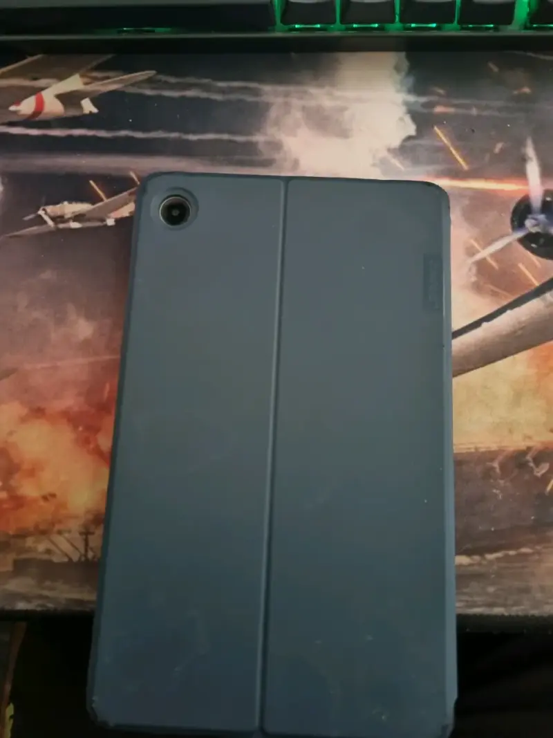 Tablet Lenovo con funda protectora - 5