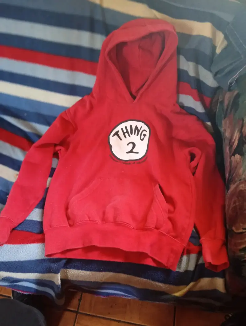 Polerón rojo con capucha Thing 2 para niños