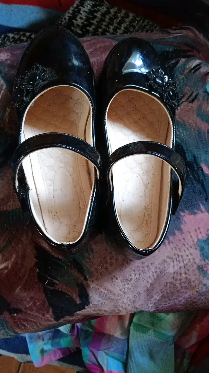 Zapatos de charol negros para niña con hebilla