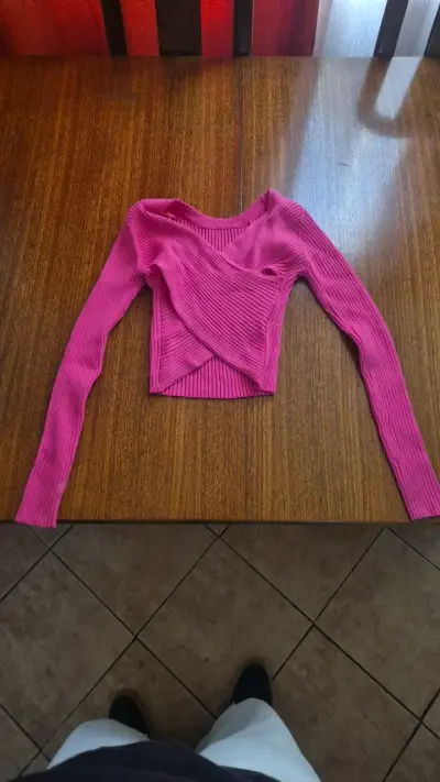 Suéter cruzado rosa para mujer - miniatura 1