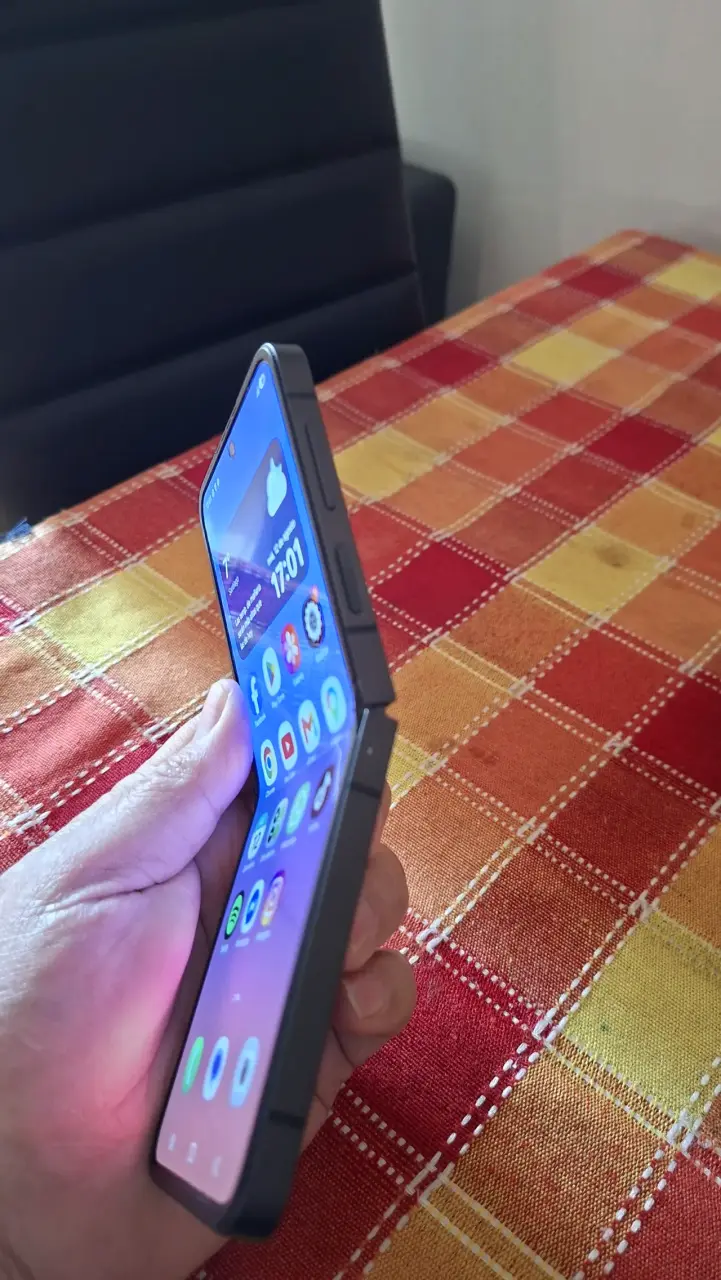 Smartphone plegable con pantalla dual y 256GB de almacenamiento - 3