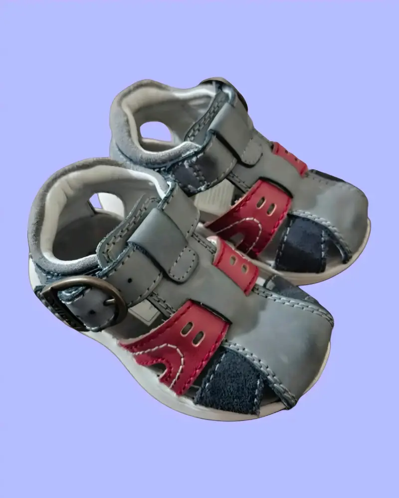 Sandalias de bebé gris y rojo con hebilla nro. 21