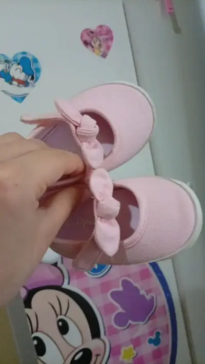 Zapatos de bebé rosados con lazo Opaline - miniatura 1