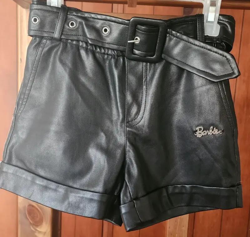 Shorts de cuero sintético negro con cinturón Barbie - 1