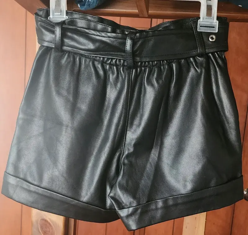 Shorts de cuero sintético negro con cinturón Barbie - 2