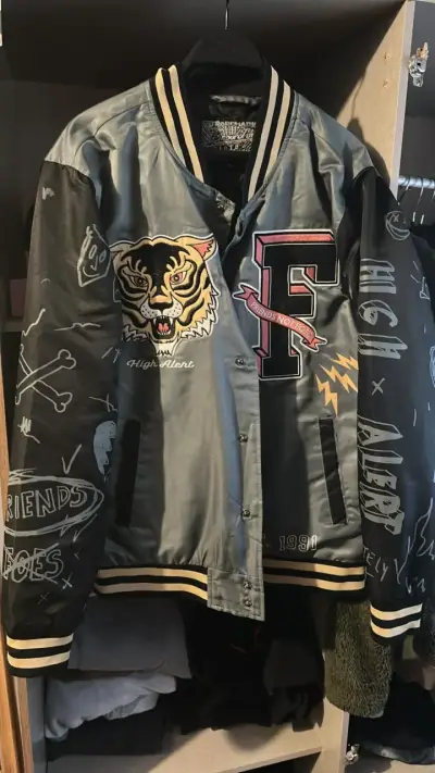 Chaqueta bomber gris con estampados Friends Not Foes - miniatura 1