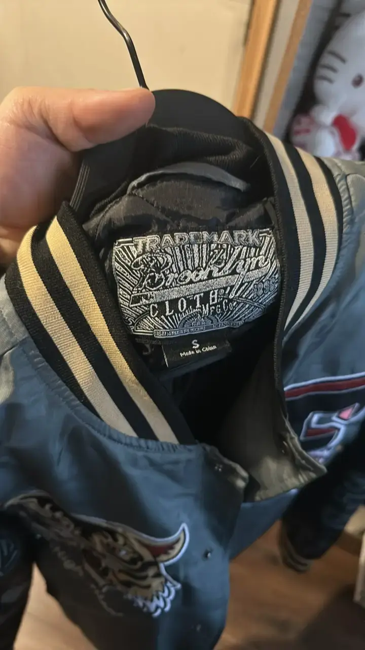Chaqueta bomber gris con estampados Friends Not Foes - 3