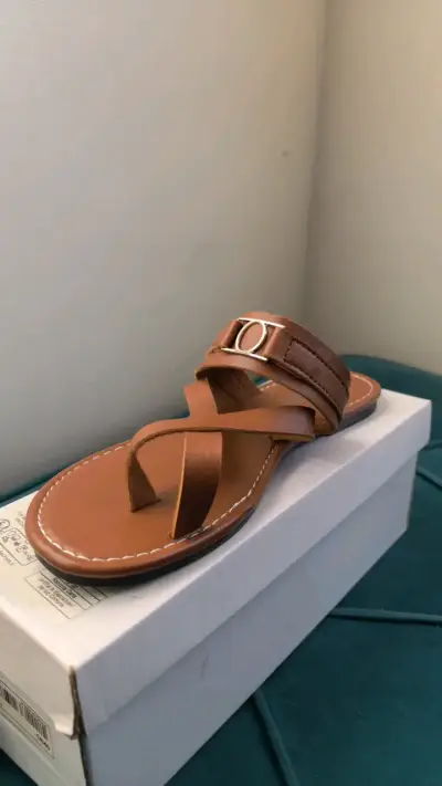 Sandalias planas marrones Dilushani - miniatura 2