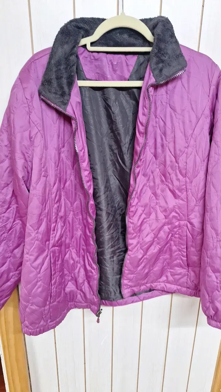 Chaqueta acolchada morada para mujer