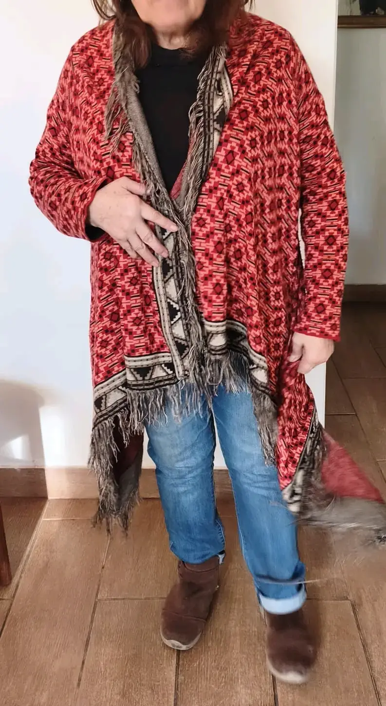 Chal tejido rojo con diseño étnico y flecos - 2