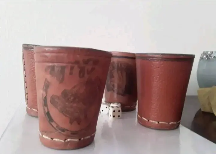 Juego de 4 cachos de cuero de vaca con dados - 1