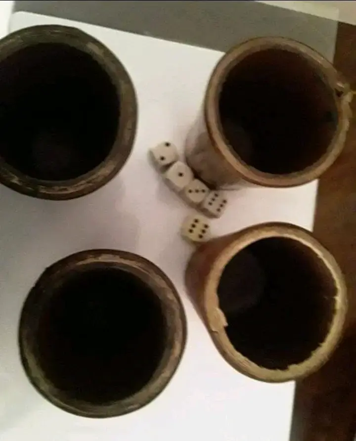 Juego de 4 cachos de cuero de vaca con dados - 2