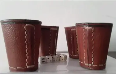 Juego de 4 cachos  de cuero de vaca  con  dados - miniatura 4