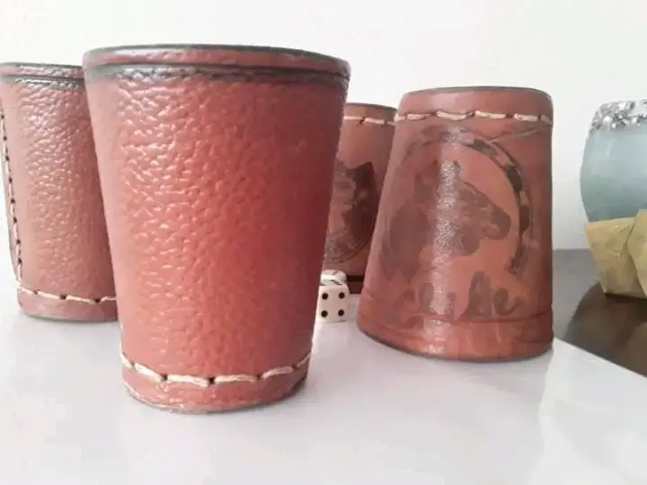 Juego de 4 cachos de cuero de vaca con dados - 5