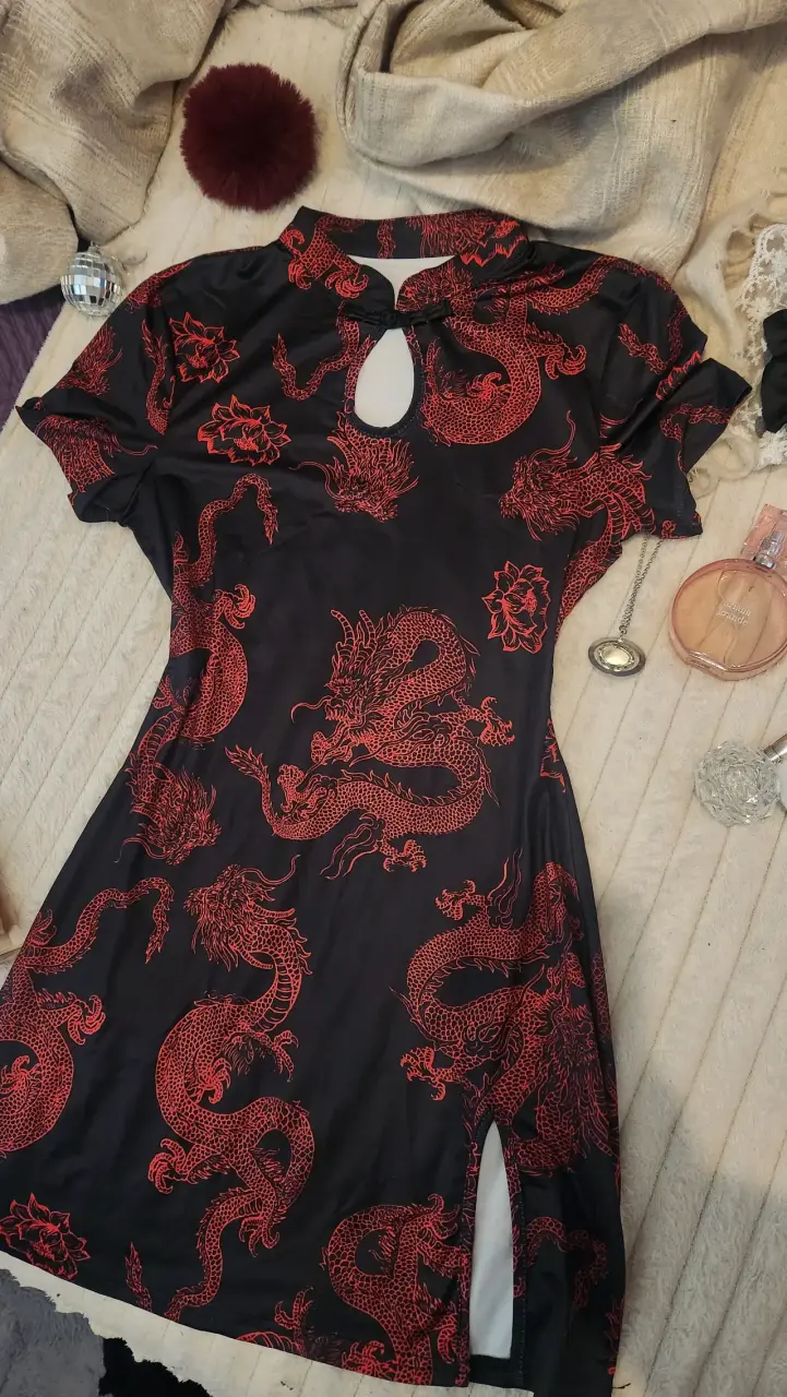 Vestido negro con estampado de dragones rojos