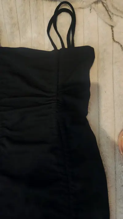 Vestido ajustado negro con tirantes - miniatura 4