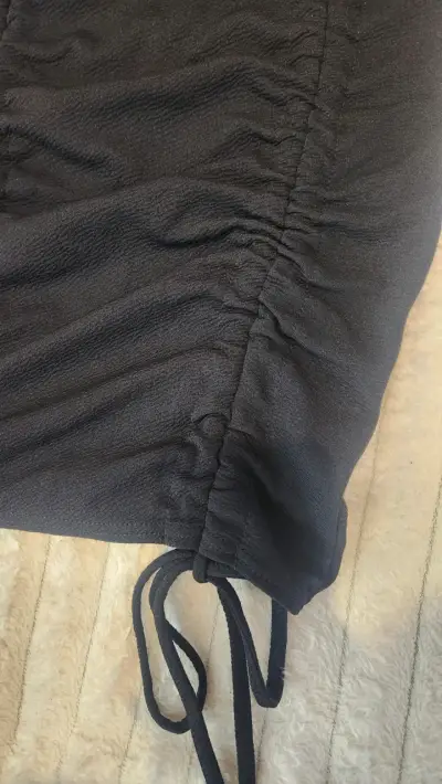 Vestido ajustado negro con tirantes - miniatura 5