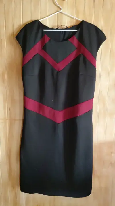 Vestido negro con detalles burdeos - miniatura 1