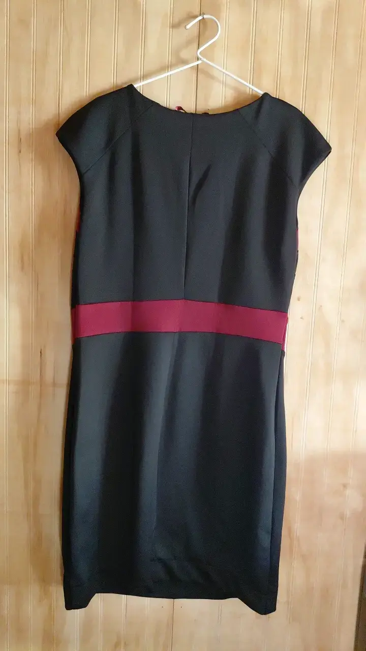 Vestido negro con detalles burdeos - 2