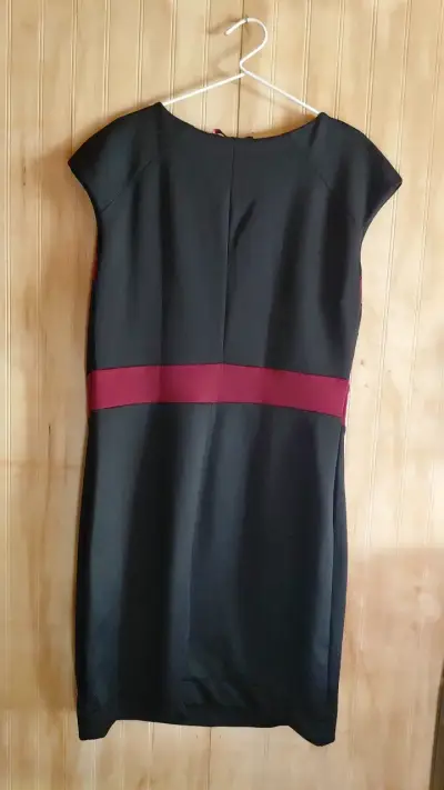 Vestido negro con detalles burdeos - miniatura 2