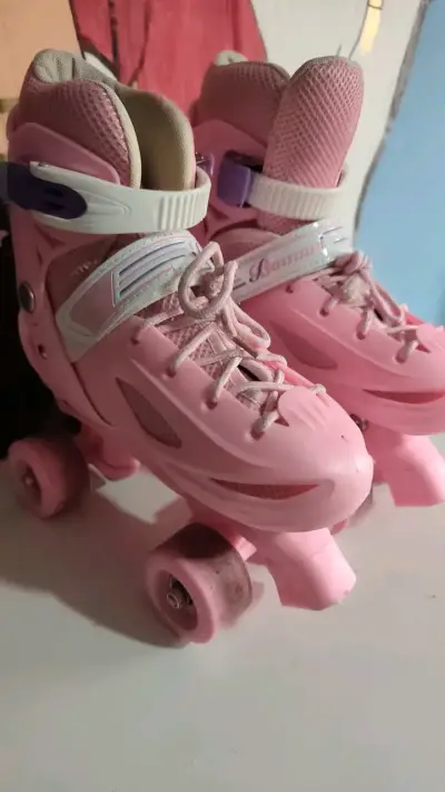 Patines de cuatro ruedas rosados para niñas - miniatura 3