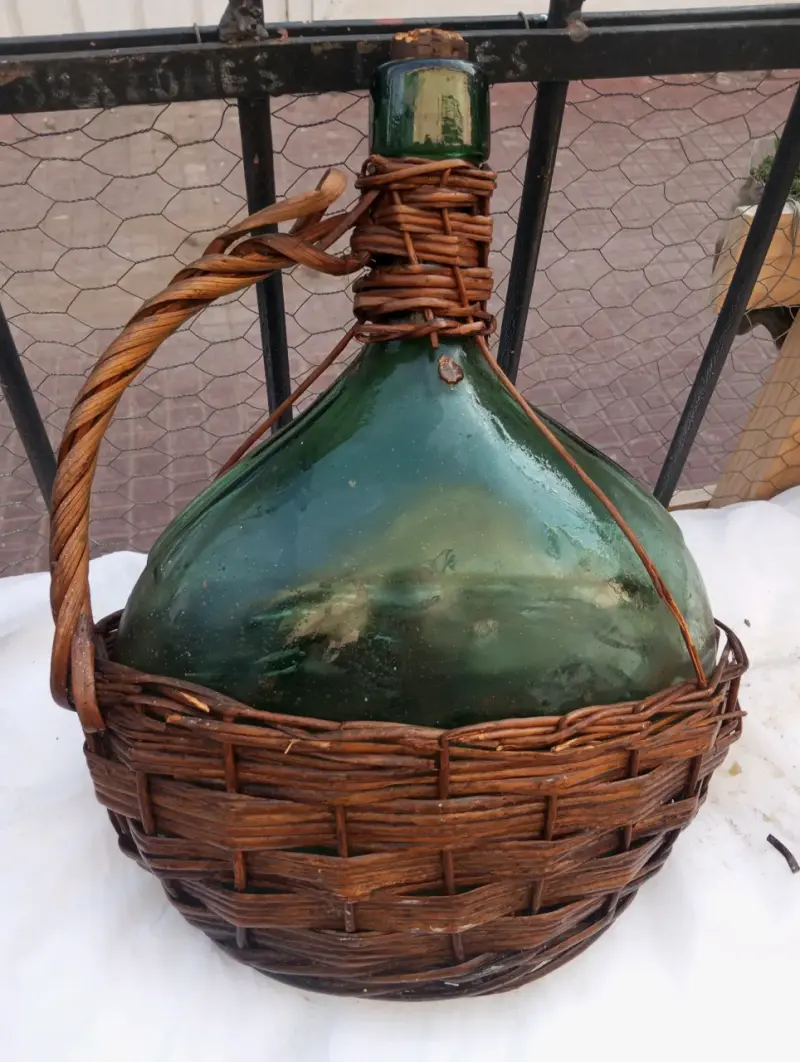 Damajuana de vidrio verde con canasto de mimbre - 1