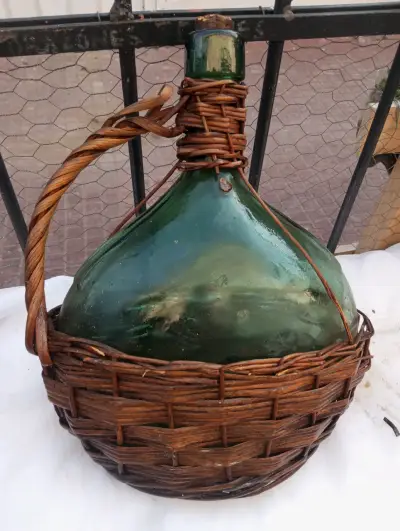 Damajuana de vidrio verde con canasto de mimbre - miniatura 1