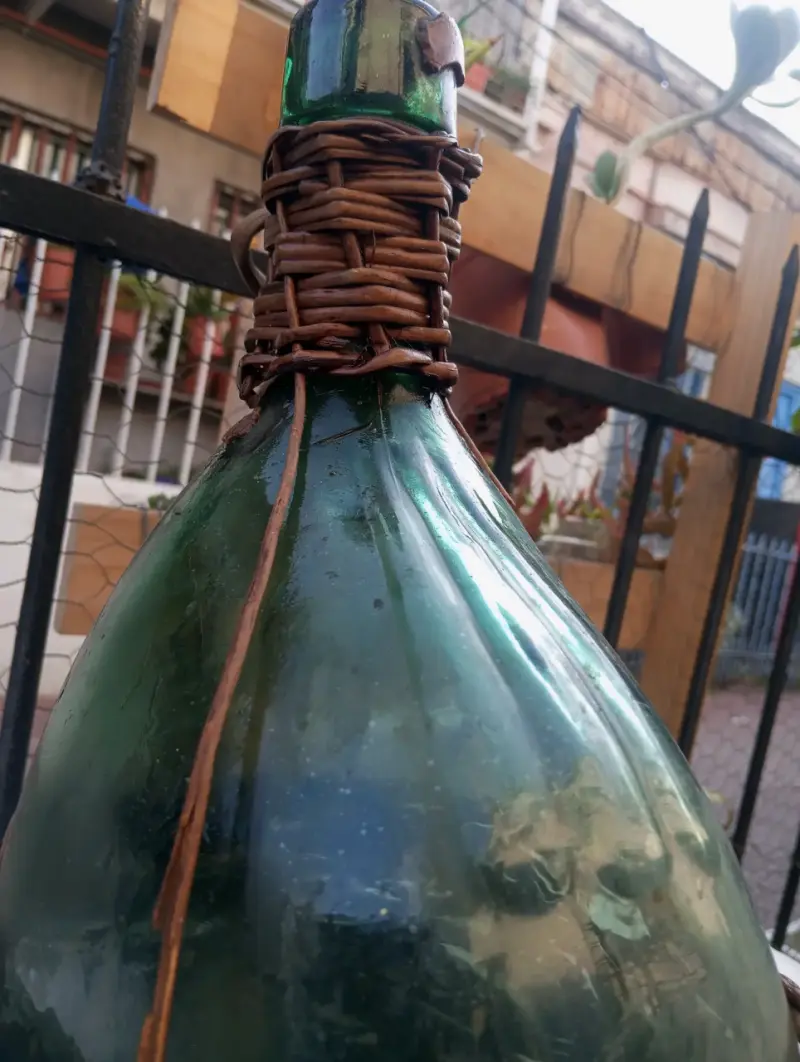 Damajuana de vidrio verde con canasto de mimbre - 4