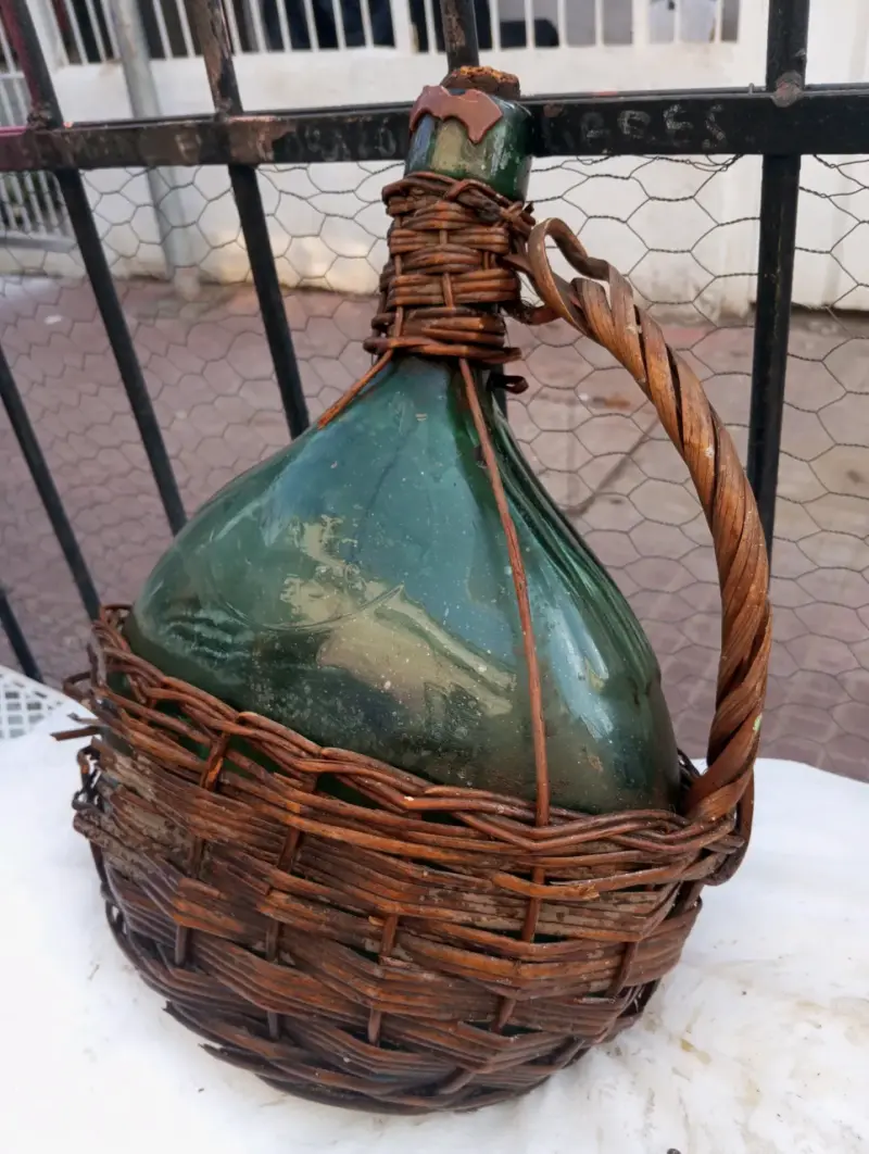 Damajuana de vidrio verde con canasto de mimbre - 5
