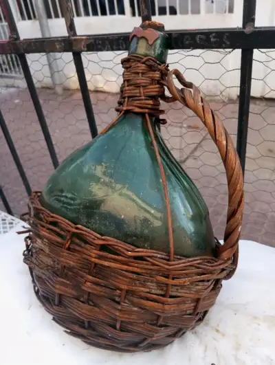 Damajuana de vidrio verde con canasto de mimbre - miniatura 5