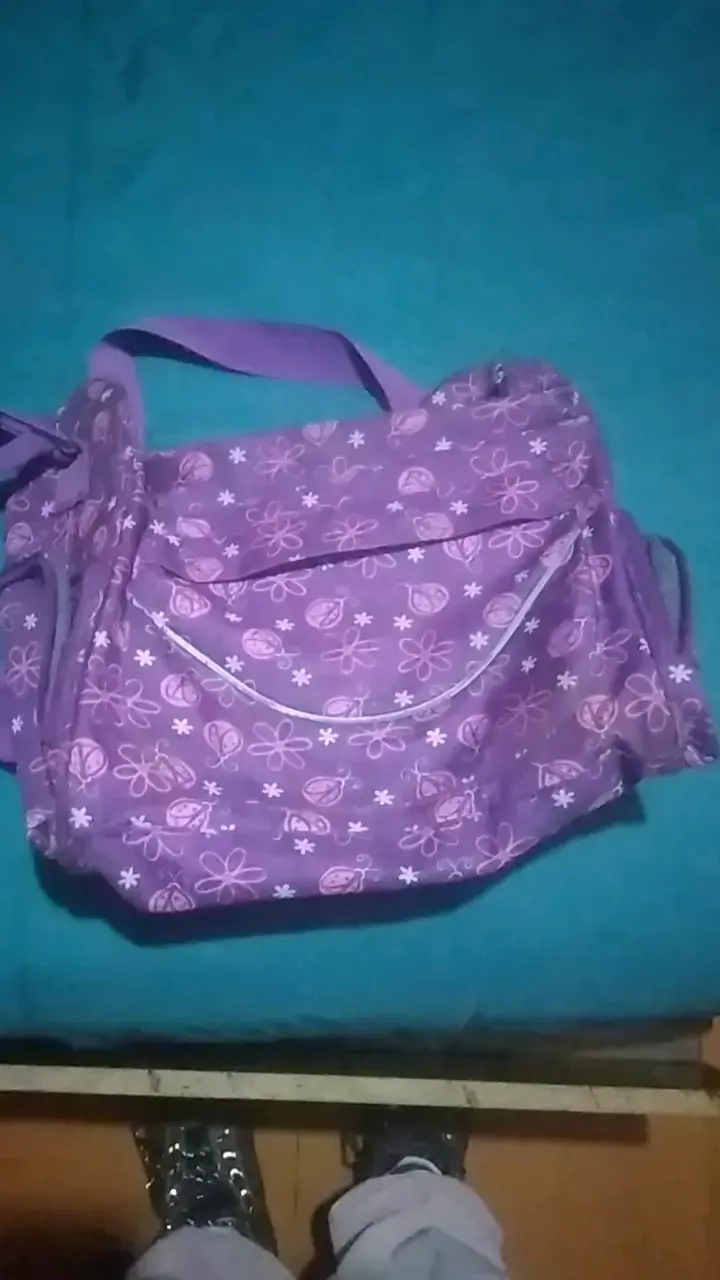 Bolso morado con estampado floral