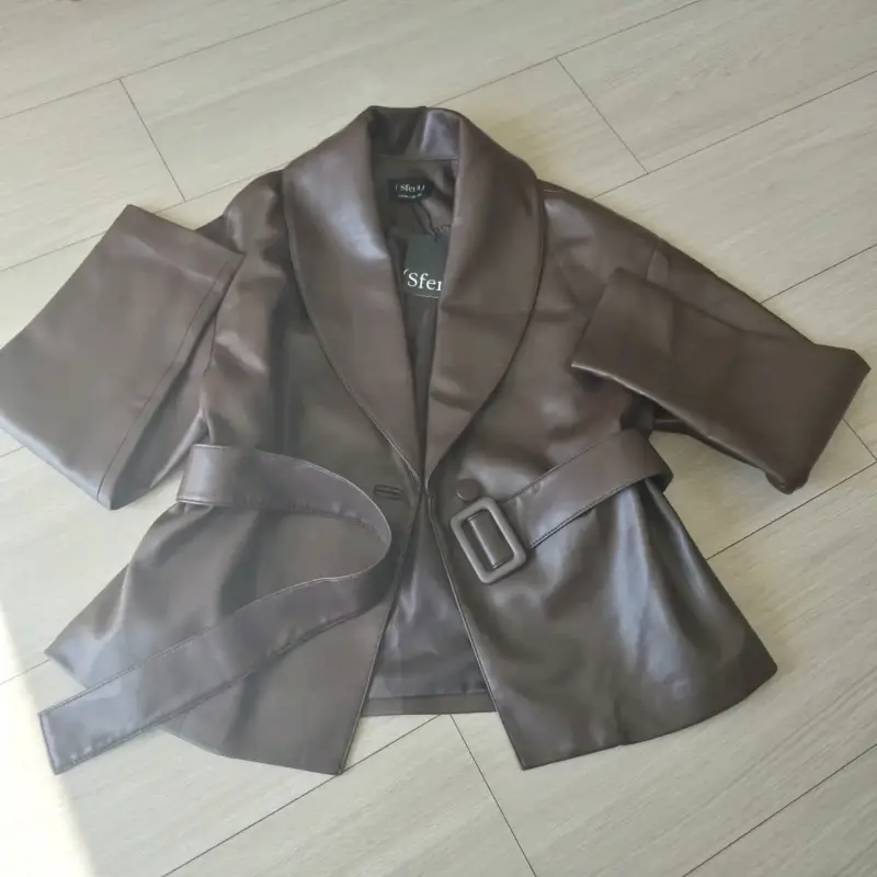 Chaqueta de cuero sintético marrón con cinturón