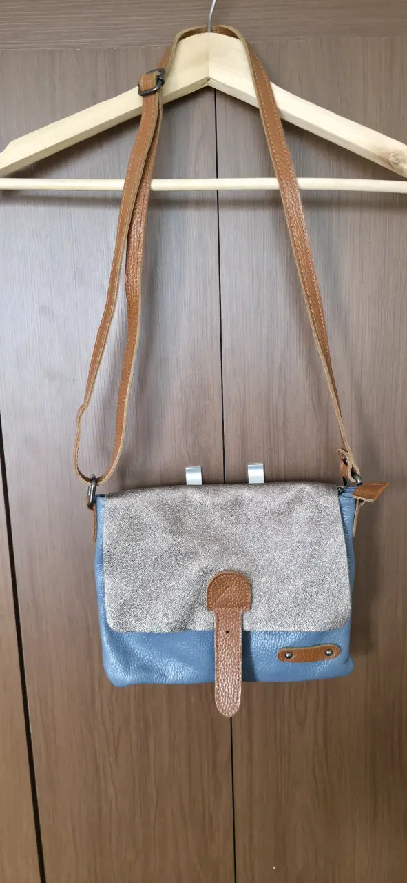 Cartera bandolera azul y beige con correa ajustable - 1