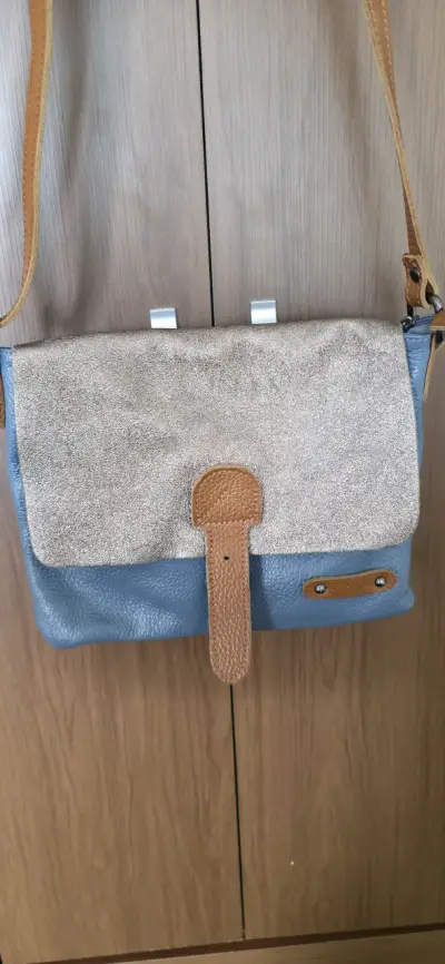 Cartera bandolera azul y beige con correa ajustable - miniatura 2