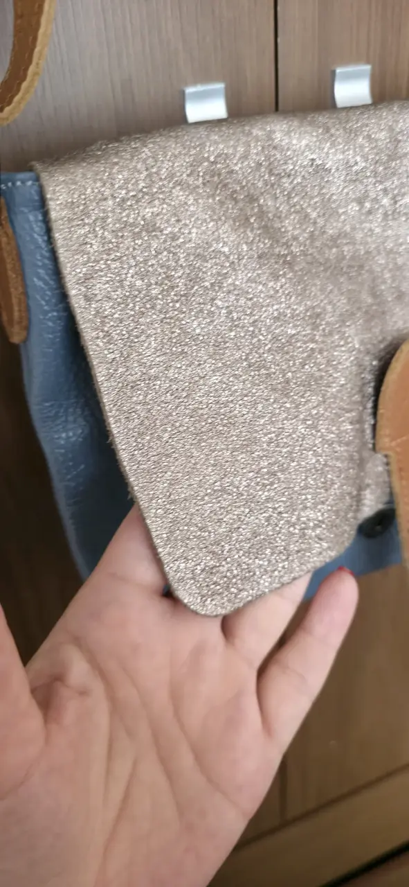 Cartera bandolera azul y beige con correa ajustable - 3